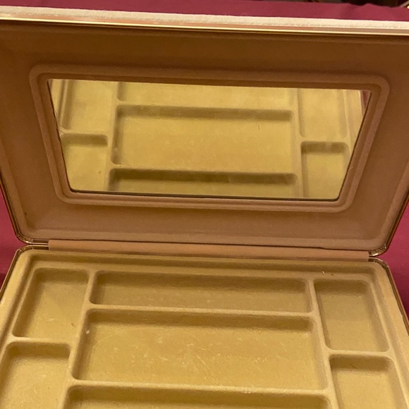 Elegant Cream Jewelry Box - Picture 5 of 9